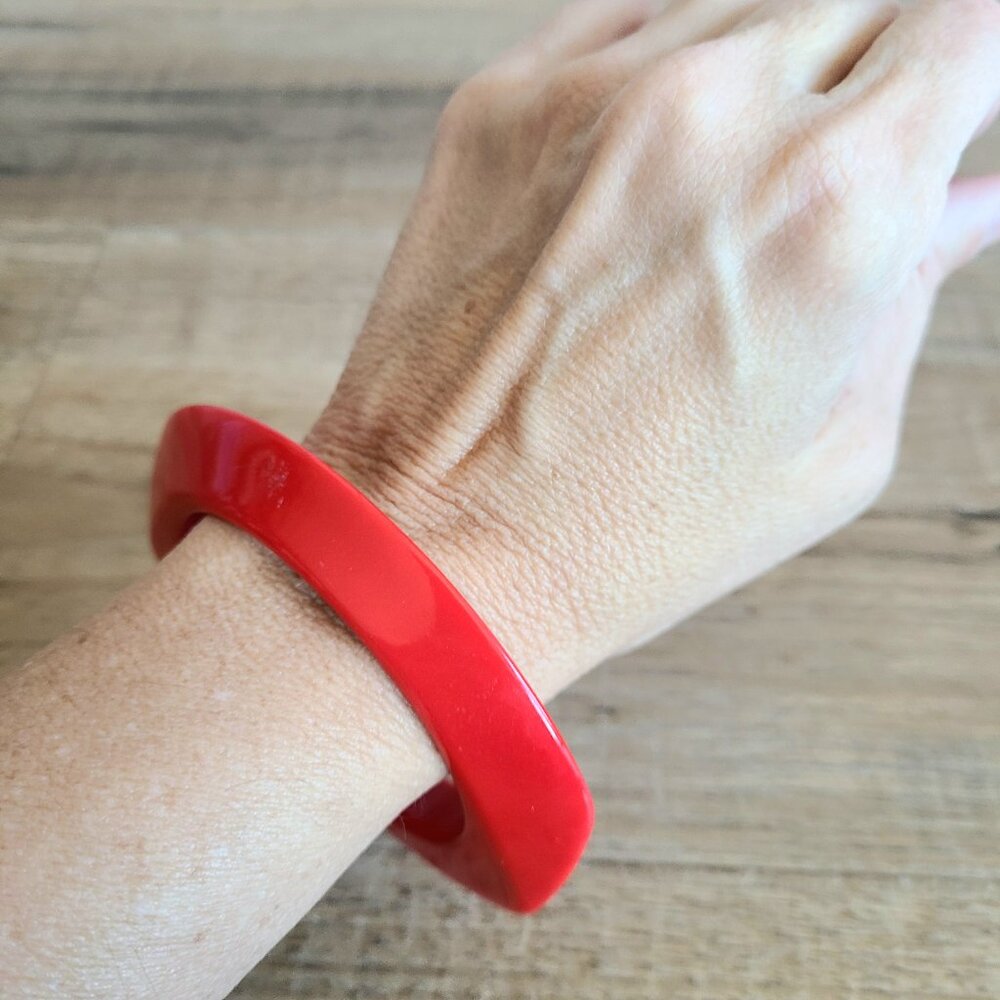 Red plastic bangle. - Picture 2 of 5